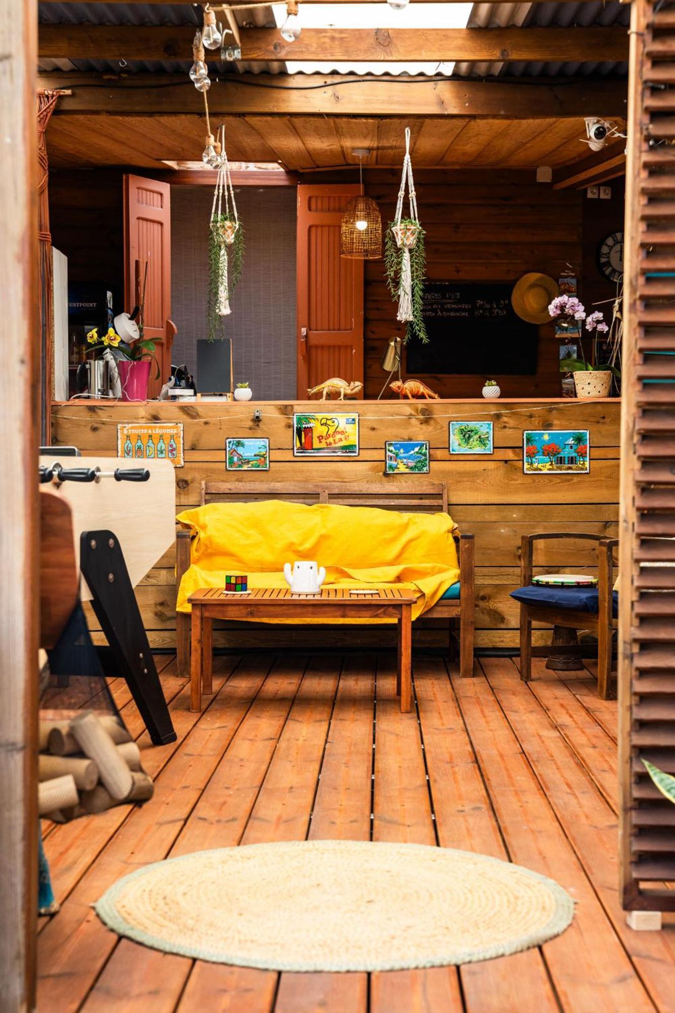 Les Baroudeurs Hostel Saint Pierre Exteriör bild