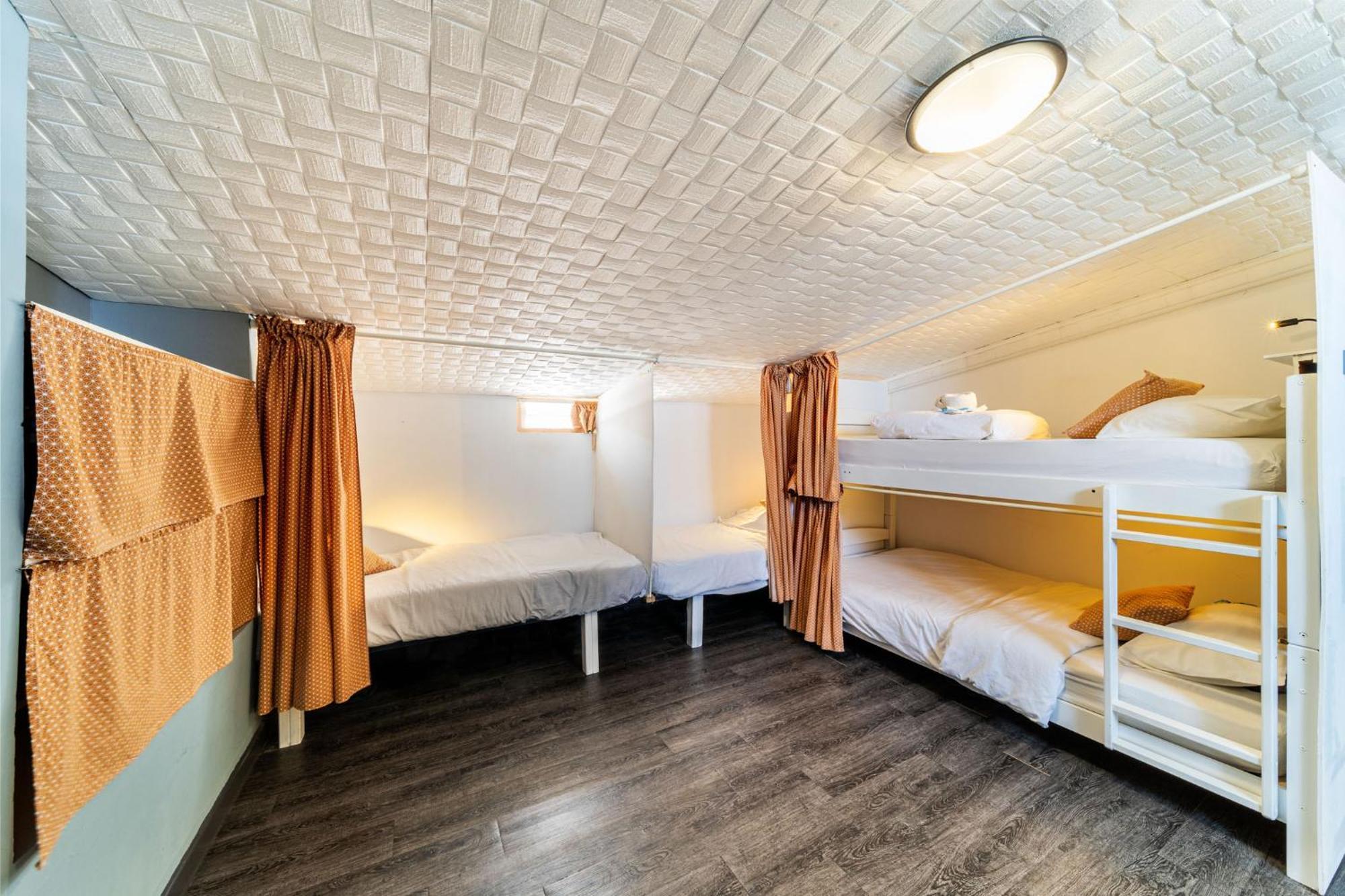 Les Baroudeurs Hostel Saint Pierre Exteriör bild