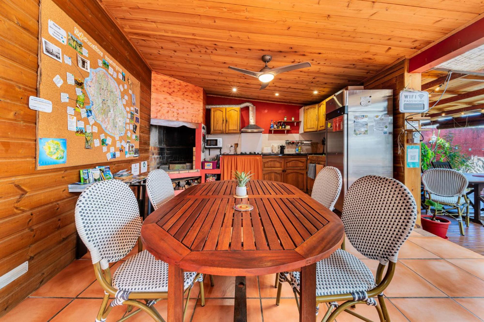 Les Baroudeurs Hostel Saint Pierre Exteriör bild