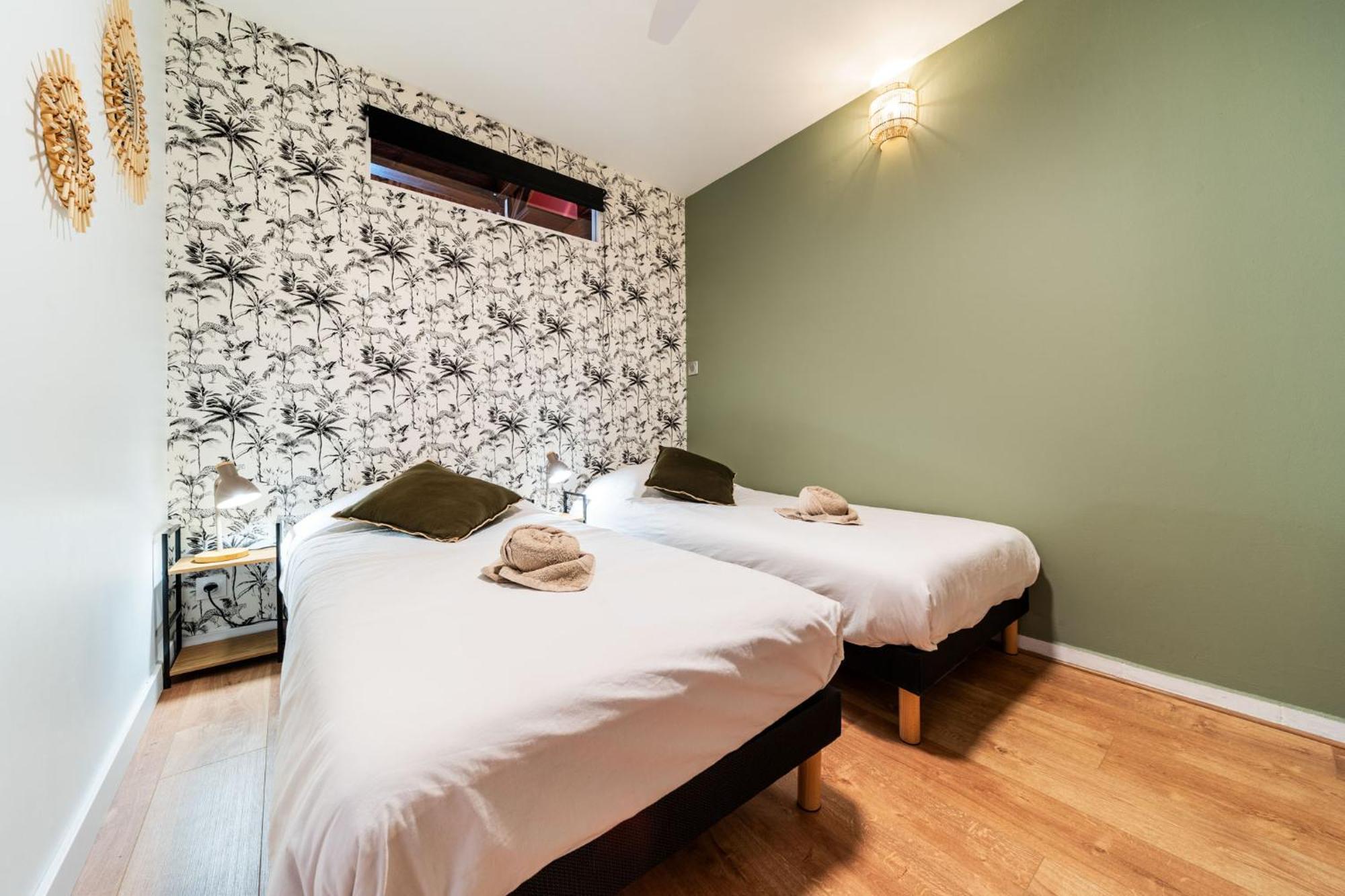 Les Baroudeurs Hostel Saint Pierre Exteriör bild