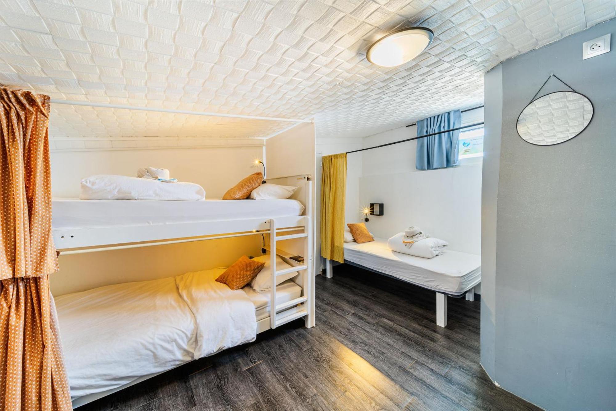 Les Baroudeurs Hostel Saint Pierre Exteriör bild