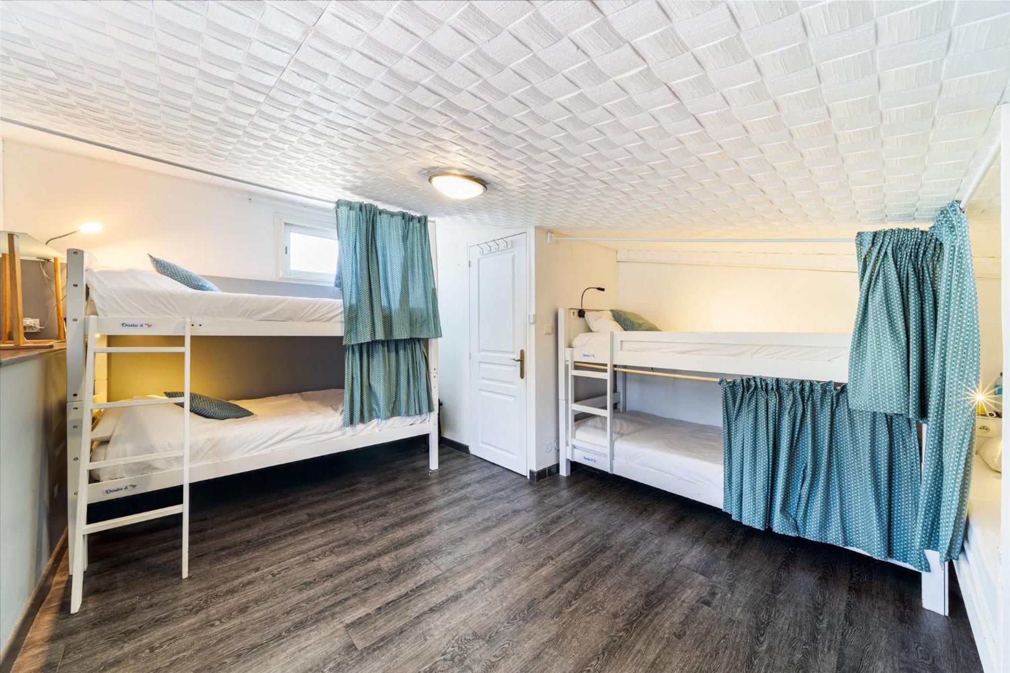 Les Baroudeurs Hostel Saint Pierre Exteriör bild