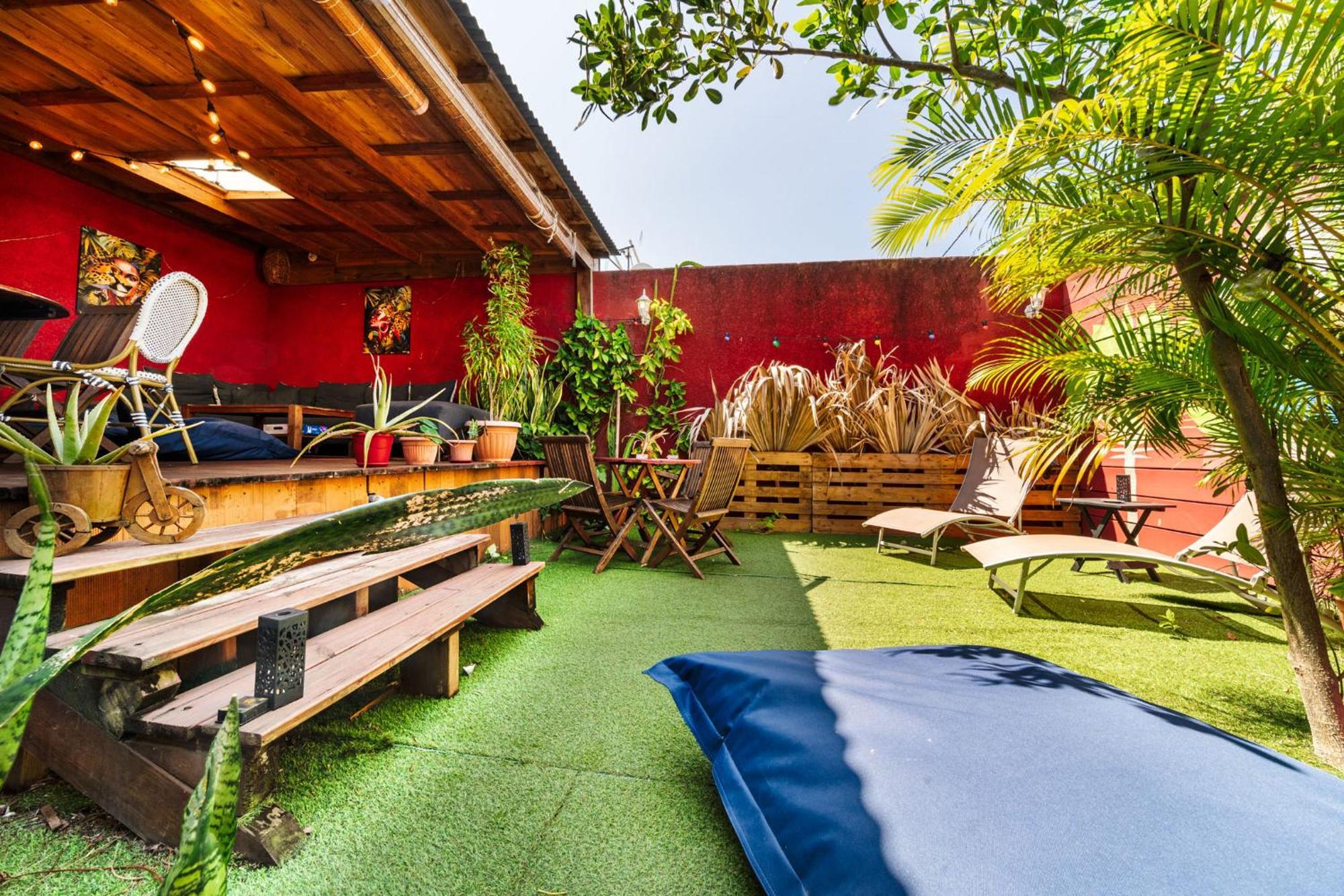 Les Baroudeurs Hostel Saint Pierre Exteriör bild
