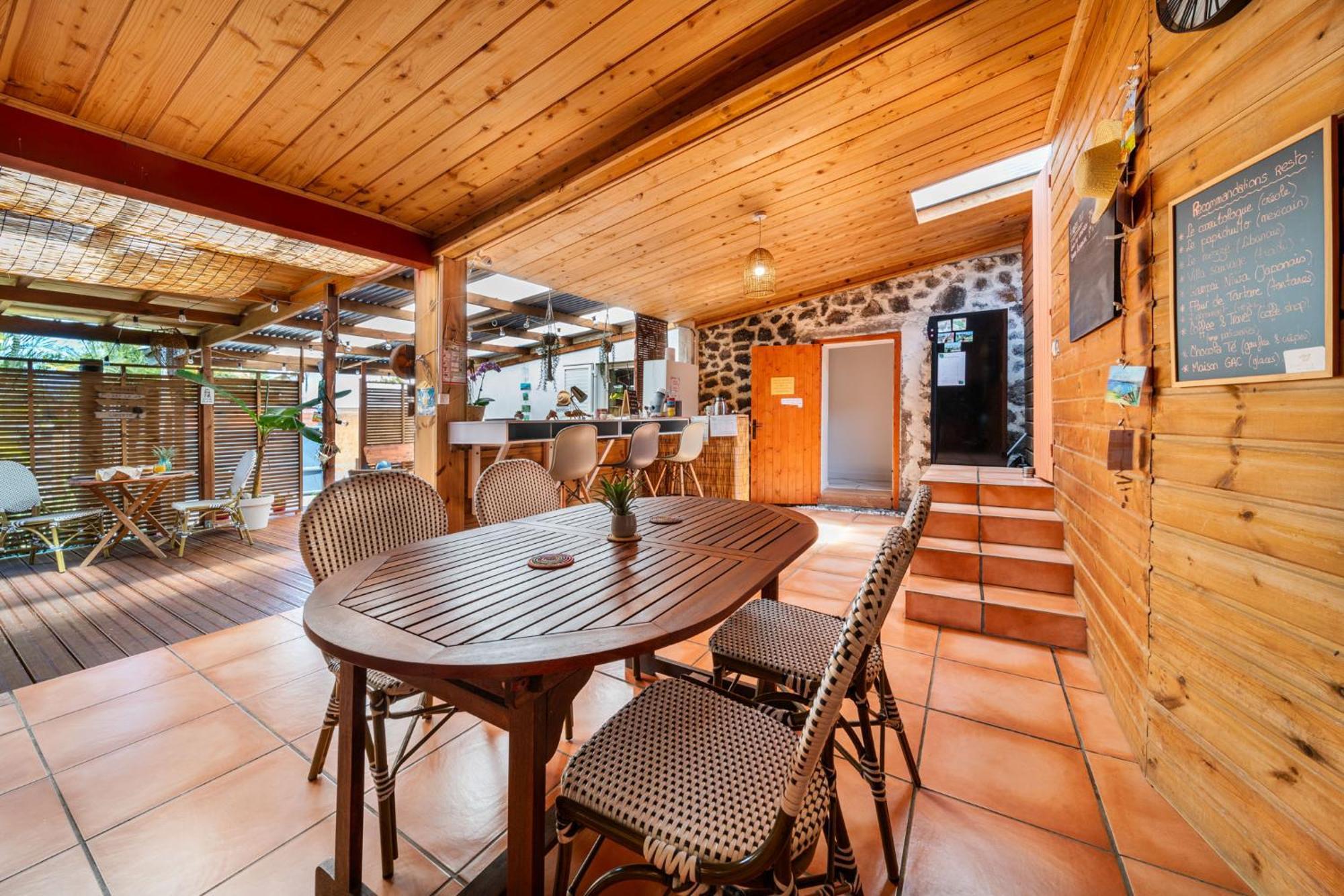 Les Baroudeurs Hostel Saint Pierre Exteriör bild
